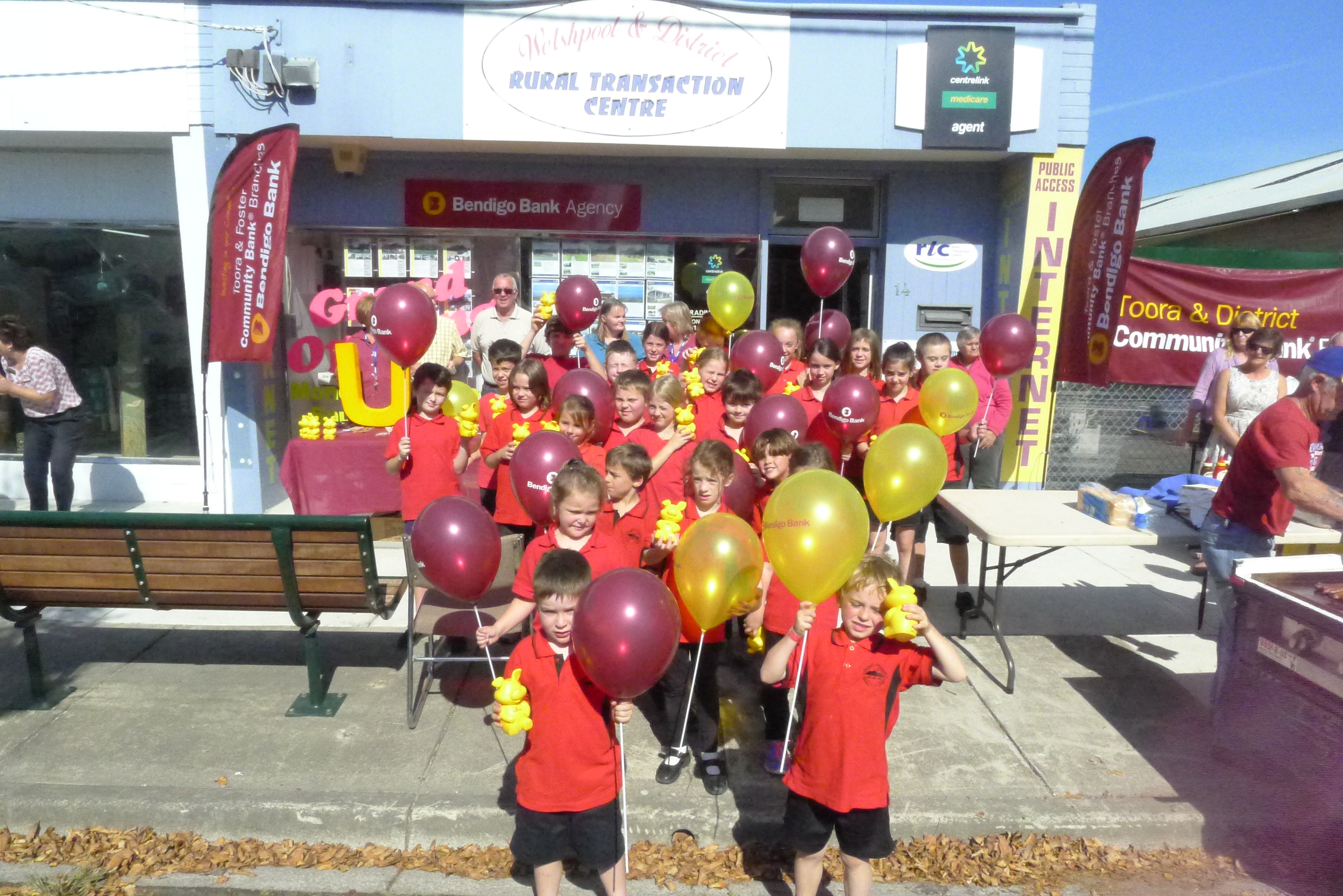 Welshpool Primary School students celebrating the opening of the Bendigo Bank in Welshpool